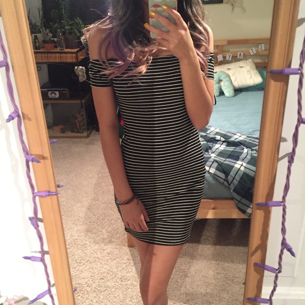 ⭐️4 for$30⭐️black and white off the shoulder dress